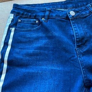 JW stretch mid rise hears with side detail